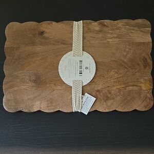 NWT Mela Artisans Mango Wood Scalloped Serving/Cutting Board